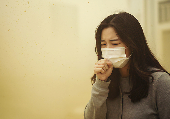 JPG 편집이미지 여자 바람 한명 상반신 성인 봄 대기 찡그림 예방 대기오염 입가림 공기 기침 마스크착용 황사 의료성형뷰티 성인여자한명만 미세먼지 편집실사 AI인물포토 AI콘텐츠 자연요소 1 계절 날씨 표정 마스크 사람 가림 환경오염 사회이슈 CG 먼지 여자한명만 성인여자만 파일형식 AI포토