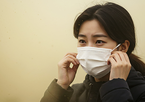 JPG 편집이미지 여자 바람 한명 상반신 성인 봄 대기 잡기 예방 대기오염 공기 마스크착용 황사 의료성형뷰티 성인여자한명만 미세먼지 편집실사 AI인물포토 AI콘텐츠 자연요소 1 계절 모션 날씨 마스크 사람 환경오염 사회이슈 CG 먼지 여자한명만 성인여자만 파일형식 AI포토