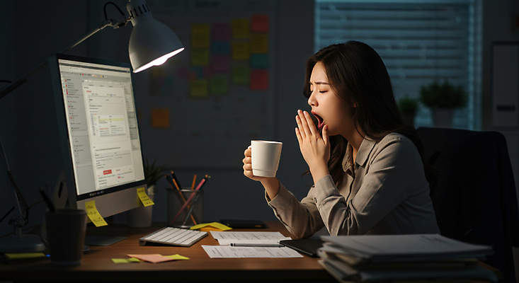 JPG 편집이미지 여자 스트레스 직장 피곤 한명 앉기 성인 모니터 눈감음 어둠 스탠드 블라인드 비즈니스우먼 책상 포스트잇 문서 하품 입가림 야근 서류더미 의료성형뷰티 성인여자한명만 편집실사 AI인물포토 AI콘텐츠 1 가구 컨셉 회사 비즈니스 모션 조명 사람 컴퓨터 가림 메모지 업무 커튼 직장인 CG 생리현상 여자한명만 성인여자만 파일형식 더미 AI포토