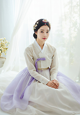 JPG 편집이미지 한국전통 옷 여자 패션 한명 앉기 성인 햇빛 흰색 커튼 손모으기 배씨댕기 단아함 여자한복 의료성형뷰티 성인여자한명만 헤어액세사리 편집실사 AI인물포토 AI콘텐츠 1 전통 컬러 장신구 모션 전통소품 한국 사람 손짓 장식 태양 한복 CG 여자한명만 성인여자만 파일형식 AI포토