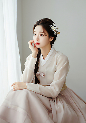 JPG 편집이미지 한국전통 옷 여자 패션 땋은머리 한명 앉기 성인 햇빛 턱괴기 커튼 머리핀 비녀 단아함 여자한복 의료성형뷰티 성인여자한명만 헤어액세사리 편집실사 AI인물포토 AI콘텐츠 1 전통 헤어스타일 장신구 모션 전통소품 한국 사람 장식 태양 한복 CG 여자한명만 성인여자만 파일형식 AI포토