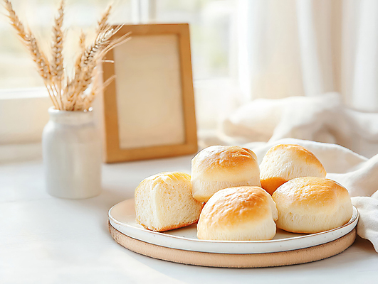 JPG 편집이미지 접시 화분 액자 식탁 따뜻함 사람없음 햇빛 커튼 밀 천 창가 브런치 베이지색 브리오슈 맛있는 편집실사 AI포토 AI콘텐츠 식기 빵 컬러 창문 탁자 곡류 태양 식사 직물 CG 파일형식