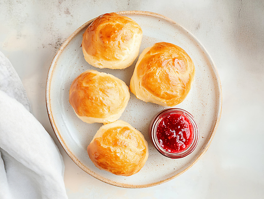 JPG 편집이미지 접시 식탁 따뜻함 사람없음 병 천 브런치 대리석 딸기잼 베이지색 브리오슈 맛있는 편집실사 AI포토 AI콘텐츠 식기 빵 컬러 재료 탁자 식사 직물 잼 CG 파일형식