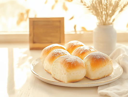 JPG 편집이미지 접시 화분 액자 식탁 아침 사람없음 햇빛 밀 천 창가 브런치 나무탁자 베이지색 브리오슈 맛있는 편집실사 AI포토 AI콘텐츠 주간 식기 빵 컬러 창문 탁자 곡류 태양 식사 직물 CG 파일형식