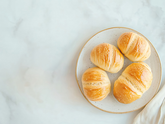 JPG 편집이미지 접시 식탁 따뜻함 사람없음 밀 천 심플 브런치 대리석 베이지색 브리오슈 맛있는 편집실사 AI포토 AI콘텐츠 식기 빵 컬러 재료 탁자 곡류 식사 직물 CG 파일형식