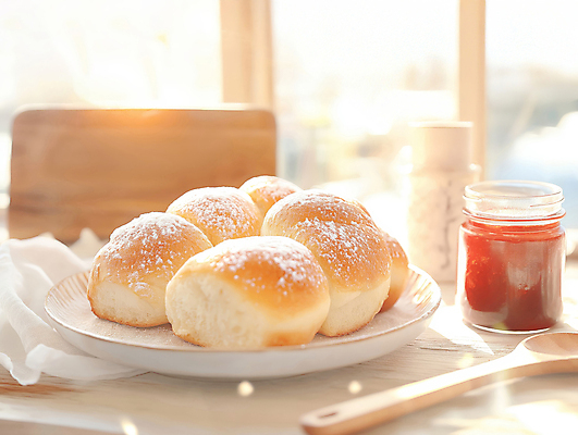 JPG 편집이미지 접시 식탁 따뜻함 사람없음 햇빛 병 천 창가 브런치 나무숟가락 딸기잼 베이지색 브리오슈 맛있는 편집실사 AI포토 AI콘텐츠 식기 빵 컬러 창문 탁자 태양 숟가락 식사 직물 잼 CG 파일형식