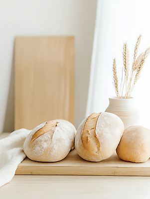 JPG 편집이미지 화분 식탁 사람없음 햇빛 밀 천 나무도마 베이지색 맛있는 사워도우 편집실사 AI포토 AI콘텐츠 빵 컬러 탁자 곡류 도마 목재 태양 직물 CG 파일형식