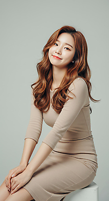 JPG 모델 편집이미지 응시 여자 포즈 한명 미소 앉기 성인 회색 손모으기 의료성형뷰티 성인여자한명만 편집실사 AI인물포토 AI콘텐츠 1 시선 컬러 모션 표정 사람 손짓 CG 여자한명만 성인여자만 파일형식 AI포토