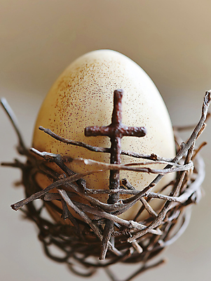 JPG 편집이미지 기독교 사람없음 둥지 부활절계란 나무십자가 베이지색 편집실사 AI포토 AI콘텐츠 종교 컬러 십자가 부활절 계란 CG 파일형식