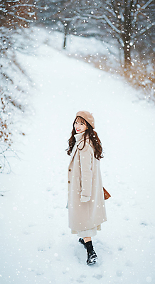 JPG 전신 나무 편집이미지 응시 공원 여자 길 포즈 장갑 겨울 갈색머리 따뜻함 한명 성인 야외 뷰티 걷기 코트 눈 감성 베레모 눈내림 의료성형뷰티 성인여자한명만 편집실사 AI인물포토 AI콘텐츠 자연요소 식물 모자_잡화 1 헤어스타일 시선 잡화 계절 공공시설 컨셉 모션 날씨 눈_날씨 사람 외투 CG 여자한명만 성인여자만 파일형식 AI포토