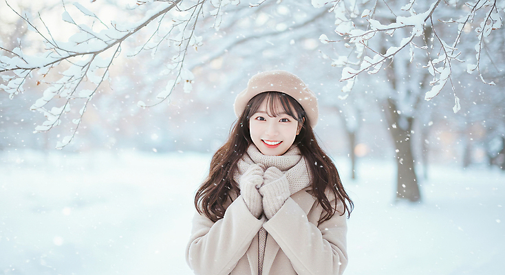 JPG 편집이미지 공원 여자 장갑 겨울 자연 갈색머리 따뜻함 한명 미소 성인 야외 뷰티 코트 눈 분위기 감성 베레모 눈내림 의료성형뷰티 성인여자한명만 편집실사 AI인물포토 AI콘텐츠 자연요소 모자_잡화 1 헤어스타일 잡화 계절 공공시설 컨셉 날씨 눈_날씨 표정 사람 외투 CG 생태계 여자한명만 성인여자만 파일형식 AI포토