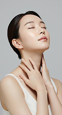 JPG 편집이미지 여자 한명 미소 상반신 성인 뷰티 만지기 피부관리 스킨케어 청순 의료성형뷰티 성인여자한명만 편집실사 AI인물포토 AI콘텐츠 1 컨셉 모션 표정 사람 CG 여자한명만 성인여자만 파일형식 AI포토