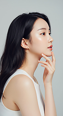 JPG 편집이미지 여자 한명 미소 상반신 성인 옆모습 뷰티 만지기 피부관리 스킨케어 청순 의료성형뷰티 성인여자한명만 편집실사 AI인물포토 AI콘텐츠 1 뷰포인트 컨셉 모션 표정 사람 CG 여자한명만 성인여자만 파일형식 AI포토