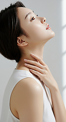 JPG 편집이미지 여자 한명 미소 상반신 성인 옆모습 햇빛 뷰티 만지기 피부관리 고개들기 스킨케어 청순 의료성형뷰티 성인여자한명만 편집실사 AI인물포토 AI콘텐츠 1 뷰포인트 컨셉 모션 표정 사람 태양 CG 여자한명만 성인여자만 파일형식 AI포토