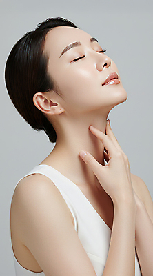 JPG 편집이미지 여자 한명 미소 상반신 성인 옆모습 뷰티 눈감음 만지기 피부관리 고개들기 스킨케어 청순 의료성형뷰티 성인여자한명만 편집실사 IC뷰티큐레이션 AI인물포토 AI콘텐츠 1 뷰포인트 컨셉 모션 표정 사람 CG 여자한명만 성인여자만 파일형식 AI포토