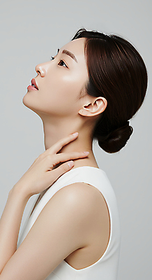 JPG 편집이미지 여자 한명 미소 상반신 성인 옆모습 뷰티 만지기 피부관리 스킨케어 청순 의료성형뷰티 성인여자한명만 편집실사 IC뷰티큐레이션 AI인물포토 AI콘텐츠 1 뷰포인트 컨셉 모션 표정 사람 CG 여자한명만 성인여자만 파일형식 AI포토