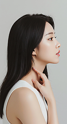 JPG 편집이미지 여자 한명 미소 상반신 성인 옆모습 뷰티 만지기 피부관리 스킨케어 청순 의료성형뷰티 성인여자한명만 편집실사 IC뷰티큐레이션 AI인물포토 AI콘텐츠 1 뷰포인트 컨셉 모션 표정 사람 CG 여자한명만 성인여자만 파일형식 AI포토