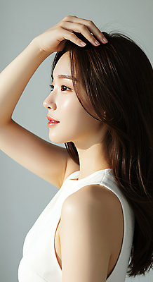 JPG 편집이미지 여자 한명 미소 상반신 성인 옆모습 뷰티 손들기 피부관리 머리손질 스킨케어 청순 의료성형뷰티 성인여자한명만 편집실사 IC뷰티큐레이션 AI인물포토 AI콘텐츠 1 뷰포인트 컨셉 모션 표정 사람 CG 여자한명만 성인여자만 파일형식 AI포토