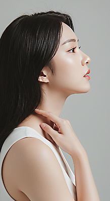 JPG 편집이미지 응시 여자 한명 미소 상반신 성인 옆모습 뷰티 만지기 피부관리 스킨케어 청순 의료성형뷰티 성인여자한명만 편집실사 IC뷰티큐레이션 AI인물포토 AI콘텐츠 1 시선 뷰포인트 컨셉 모션 표정 사람 CG 여자한명만 성인여자만 파일형식 AI포토