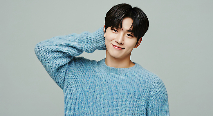 JPG 편집이미지 남자 한명 미소 상반신 성인 캐주얼 뷰티 니트 의료성형뷰티 성인남자한명만 머리긁기 편집실사 IC뷰티큐레이션 AI인물포토 AI콘텐츠 1 옷 상의 표정 사람 CG 남자한명만 성인남자만 파일형식 긁기 AI포토