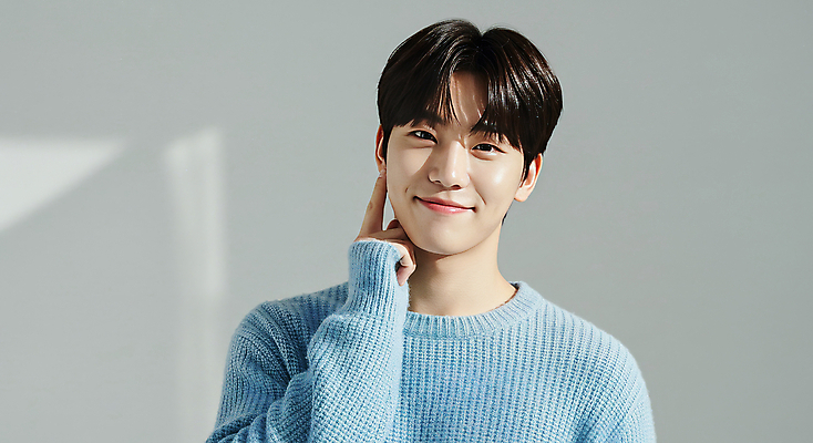 JPG 편집이미지 남자 한명 미소 손짓 상반신 성인 캐주얼 햇빛 뷰티 만지기 니트 의료성형뷰티 성인남자한명만 편집실사 IC뷰티큐레이션 AI인물포토 AI콘텐츠 1 옷 상의 모션 표정 사람 태양 CG 남자한명만 성인남자만 파일형식 AI포토