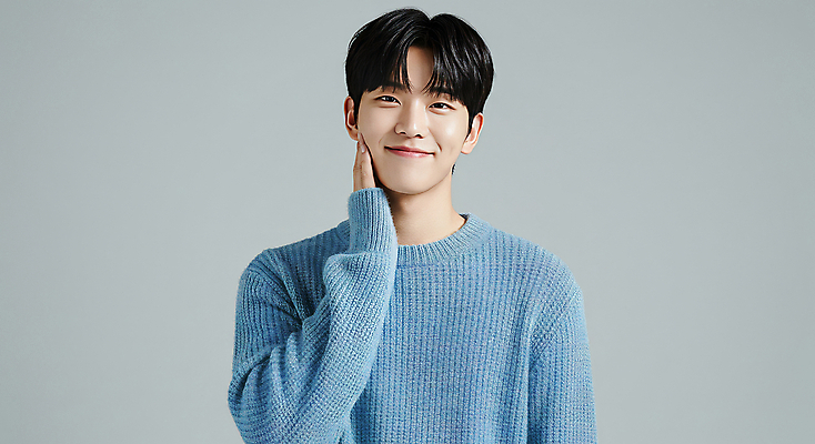 JPG 편집이미지 남자 한명 미소 상반신 성인 캐주얼 뷰티 손들기 만지기 니트 의료성형뷰티 성인남자한명만 편집실사 IC뷰티큐레이션 AI인물포토 AI콘텐츠 1 옷 상의 모션 표정 사람 CG 남자한명만 성인남자만 파일형식 AI포토