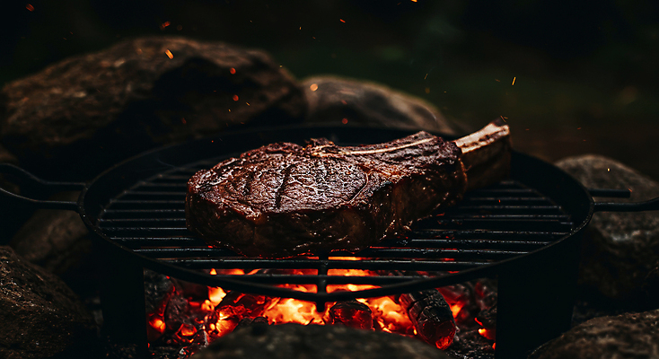 JPG 편집이미지 스테이크 사람없음 야외 어둠 캠핑 소고기 그릴 바비큐 굽기 숯불 숯불구이 편집실사 AI포토 AI콘텐츠 음식 주방용품 레저 서양음식 육류 구이 CG 파일형식