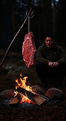 JPG 편집이미지 응시 남자 한명 성인 야외 어둠 캠핑 소고기 숲속 모닥불 바비큐 굽기 숯불 웅크림 숯불구이 성인남자한명만 편집실사 AI인물포토 AI콘텐츠 1 시선 음식 모션 불 레저 육류 사람 숲 구이 CG 남자한명만 성인남자만 파일형식 AI포토