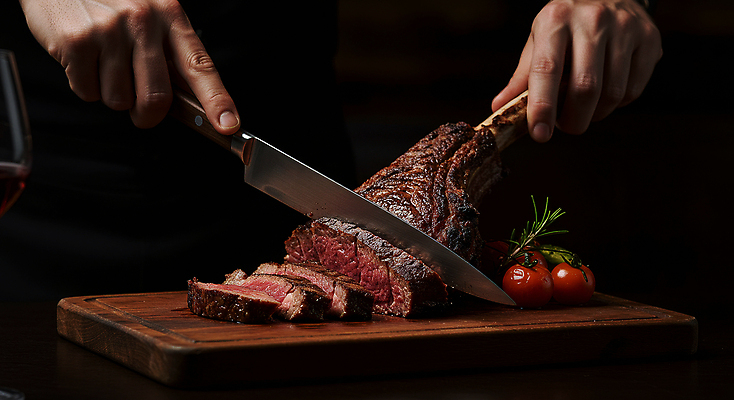 JPG 편집이미지 손 방울토마토 단면 스테이크 들기 신체부위 어둠 소고기 잡기 고명 칼 바비큐 로즈메리 나무도마 편집실사 AI인물포토 AI콘텐츠 음식 토마토 모션 도마 서양음식 육류 사람 목재 허브 CG 파일형식 AI포토