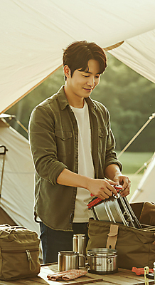 JPG 편집이미지 그릇 남자 여유 가방 자연 휴식 텐트 한명 미소 들기 성인 햇빛 캠핑 힐링 의료성형뷰티 성인남자한명만 편집실사 AI인물포토 AI콘텐츠 1 식기 잡화 감정 컨셉 모션 레저 표정 캠핑도구 사람 태양 CG 생태계 남자한명만 성인남자만 파일형식 AI포토