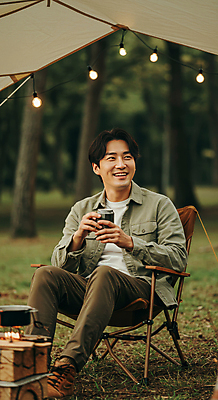 JPG 나무 편집이미지 남자 여유 자연 휴식 텐트 한명 미소 들기 앉기 잔디 성인 캠핑 숲 힐링 캔맥주 알전구 캔음료 의료성형뷰티 성인남자한명만 캠핑의자 편집실사 AI인물포토 AI콘텐츠 식물 1 감정 음료 컨셉 의자 전구 모션 레저 맥주 표정 캠핑도구 사람 캔 CG 생태계 남자한명만 성인남자만 파일형식 AI포토