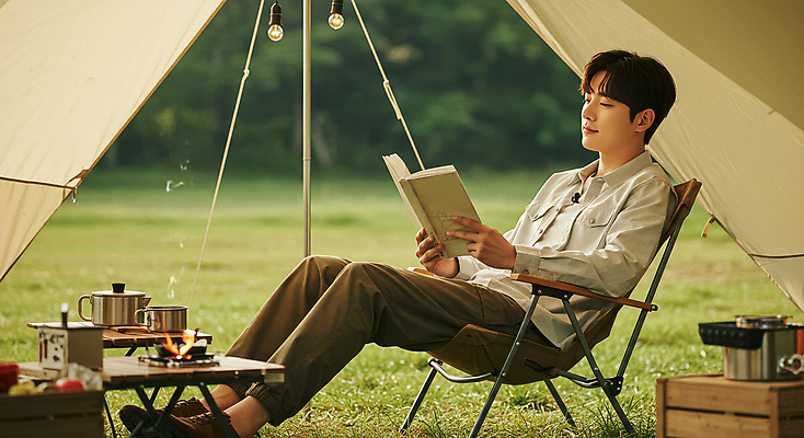 JPG 편집이미지 남자 여유 자연 탁자 휴식 텐트 한명 미소 들기 앉기 잔디 초원 성인 책 컵 독서 기댐 캠핑 힐링 의료성형뷰티 성인남자한명만 캠핑의자 편집실사 AI인물포토 AI콘텐츠 식물 1 식기 감정 가구 컨셉 의자 모션 레저 표정 캠핑도구 사람 CG 생태계 남자한명만 성인남자만 파일형식 AI포토