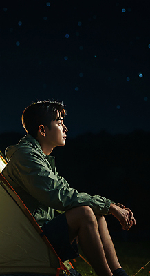 JPG 편집이미지 남자 밤하늘 휴식 텐트 한명 앉기 성인 어둠 캠핑 야간 힐링 별보기 의료성형뷰티 성인남자한명만 편집실사 AI인물포토 AI콘텐츠 자연요소 1 컨셉 모션 하늘 레저 캠핑도구 사람 CG 남자한명만 성인남자만 파일형식 AI포토