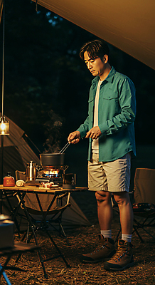 JPG 전신 편집이미지 남자 탁자 휴식 텐트 요리 한명 들기 성인 어둠 캠핑 냄비 야간 버너 힐링 의료성형뷰티 성인남자한명만 캠핑의자 편집실사 AI인물포토 AI콘텐츠 자연요소 1 가구 컨셉 의자 모션 레저 캠핑도구 사람 솥 CG 남자한명만 성인남자만 파일형식 AI포토