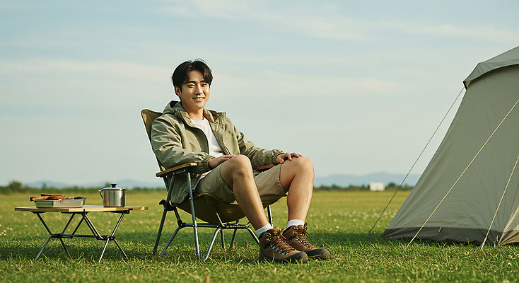 JPG 전신 구름 편집이미지 남자 여유 탁자 하늘 휴식 텐트 한명 미소 앉기 잔디 초원 성인 컵 캠핑 힐링 의료성형뷰티 성인남자한명만 캠핑의자 편집실사 AI인물포토 AI콘텐츠 자연요소 식물 1 식기 감정 가구 컨셉 의자 모션 레저 표정 캠핑도구 사람 CG 남자한명만 성인남자만 파일형식 AI포토