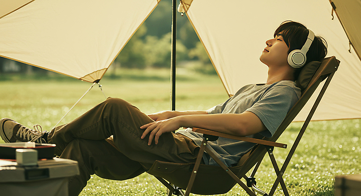 JPG 전신 편집이미지 남자 여유 자연 휴식 텐트 한명 미소 앉기 잔디 성인 눈감음 헤드폰 기댐 캠핑 다리꼬기 힐링 의료성형뷰티 성인남자한명만 캠핑의자 편집실사 AI인물포토 AI콘텐츠 식물 1 감정 음향기기 컨셉 의자 모션 레저 표정 캠핑도구 사람 CG 생태계 남자한명만 성인남자만 파일형식 AI포토