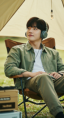 JPG 편집이미지 응시 남자 여유 전구 휴식 텐트 한명 미소 앉기 잔디 성인 헤드폰 기댐 캠핑 힐링 의료성형뷰티 성인남자한명만 캠핑의자 편집실사 AI인물포토 AI콘텐츠 식물 1 시선 감정 음향기기 컨셉 의자 모션 레저 표정 캠핑도구 사람 CG 남자한명만 성인남자만 파일형식 AI포토