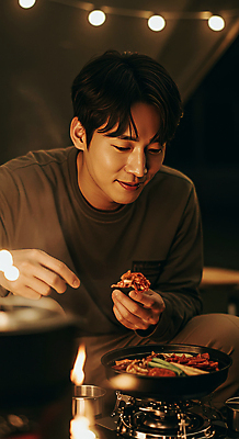 JPG 편집이미지 남자 여유 음식 휴식 텐트 요리 한명 미소 들기 앉기 상반신 성인 어둠 캠핑 냄비 야간 버너 힐링 넣기 알전구 의료성형뷰티 성인남자한명만 편집실사 AI인물포토 AI콘텐츠 자연요소 1 감정 컨셉 전구 모션 레저 표정 캠핑도구 사람 솥 CG 남자한명만 성인남자만 파일형식 AI포토