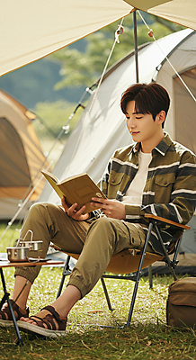 JPG 전신 편집이미지 남자 여유 자연 탁자 휴식 텐트 한명 미소 들기 앉기 잔디 성인 책 독서 햇빛 캠핑 힐링 의료성형뷰티 성인남자한명만 편집실사 AI인물포토 AI콘텐츠 식물 1 감정 가구 컨셉 모션 레저 표정 캠핑도구 사람 태양 CG 생태계 남자한명만 성인남자만 파일형식 AI포토