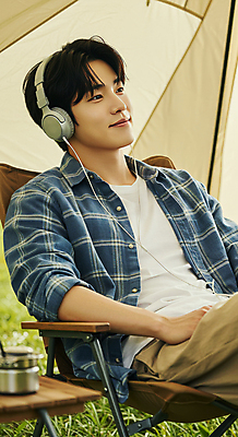 JPG 편집이미지 남자 여유 자연 탁자 휴식 텐트 한명 미소 앉기 잔디 성인 헤드폰 기댐 캠핑 힐링 의료성형뷰티 성인남자한명만 캠핑의자 편집실사 AI인물포토 AI콘텐츠 식물 1 감정 음향기기 가구 컨셉 의자 모션 레저 표정 캠핑도구 사람 CG 생태계 남자한명만 성인남자만 파일형식 AI포토