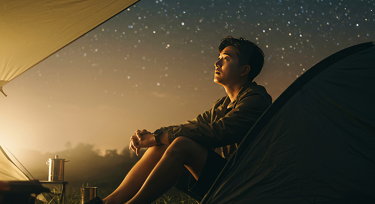 JPG 편집이미지 남자 자연 밤하늘 휴식 텐트 한명 앉기 성인 컵 어둠 캠핑 올려보기 야간 숲 힐링 별보기 의료성형뷰티 성인남자한명만 편집실사 AI인물포토 AI콘텐츠 자연요소 1 식기 컨셉 모션 하늘 레저 캠핑도구 사람 CG 생태계 남자한명만 성인남자만 파일형식 AI포토