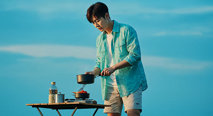 JPG 구름 편집이미지 남자 하늘색 탁자 하늘 휴식 집게 요리 한명 들기 성인 컵 햇빛 캠핑 냄비 버너 물병 힐링 의료성형뷰티 성인남자한명만 편집실사 AI인물포토 AI콘텐츠 자연요소 1 식기 가구 컨셉 모션 레저 사람 파란색 태양 솥 물통 CG 남자한명만 성인남자만 파일형식 AI포토