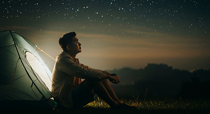 JPG 전신 편집이미지 남자 밤하늘 휴식 텐트 한명 앉기 잔디 성인 어둠 캠핑 올려보기 야간 힐링 별보기 의료성형뷰티 성인남자한명만 편집실사 AI인물포토 AI콘텐츠 자연요소 식물 1 컨셉 모션 하늘 레저 캠핑도구 사람 CG 남자한명만 성인남자만 파일형식 AI포토