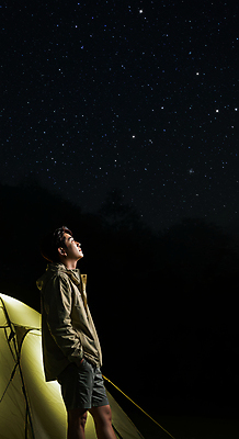 JPG 편집이미지 남자 자연 밤하늘 휴식 텐트 한명 성인 어둠 캠핑 올려보기 야간 주머니손 힐링 별보기 의료성형뷰티 성인남자한명만 편집실사 AI인물포토 AI콘텐츠 자연요소 1 컨셉 모션 하늘 레저 캠핑도구 사람 CG 생태계 남자한명만 성인남자만 파일형식 AI포토