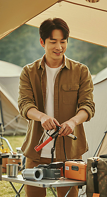 JPG 편집이미지 남자 여유 자연 탁자 휴식 텐트 한명 미소 들기 성인 컵 캠핑 힐링 토치 의료성형뷰티 성인남자한명만 편집실사 AI인물포토 AI콘텐츠 1 식기 감정 가구 컨셉 모션 레저 표정 캠핑도구 사람 공구 CG 생태계 남자한명만 성인남자만 파일형식 AI포토