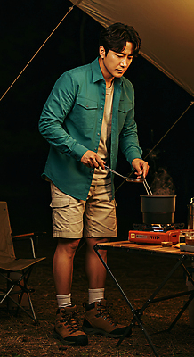 JPG 전신 편집이미지 남자 탁자 휴식 텐트 한명 들기 성인 어둠 캠핑 잡기 냄비 야간 버너 국자 힐링 의료성형뷰티 성인남자한명만 캠핑의자 편집실사 AI인물포토 AI콘텐츠 자연요소 1 가구 컨셉 의자 모션 주방용품 레저 캠핑도구 사람 솥 CG 남자한명만 성인남자만 파일형식 AI포토