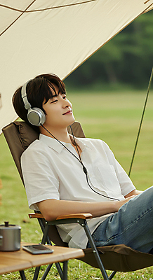 JPG 편집이미지 남자 여유 자연 탁자 휴식 한명 미소 앉기 성인 컵 스마트폰 헤드폰 기댐 음악감상 캠핑 힐링 의료성형뷰티 성인남자한명만 캠핑의자 편집실사 AI인물포토 AI콘텐츠 1 식기 감정 음향기기 가구 컨셉 의자 모션 레저 표정 캠핑도구 사람 핸드폰 스마트기기 감상 CG 생태계 남자한명만 성인남자만 파일형식 AI포토