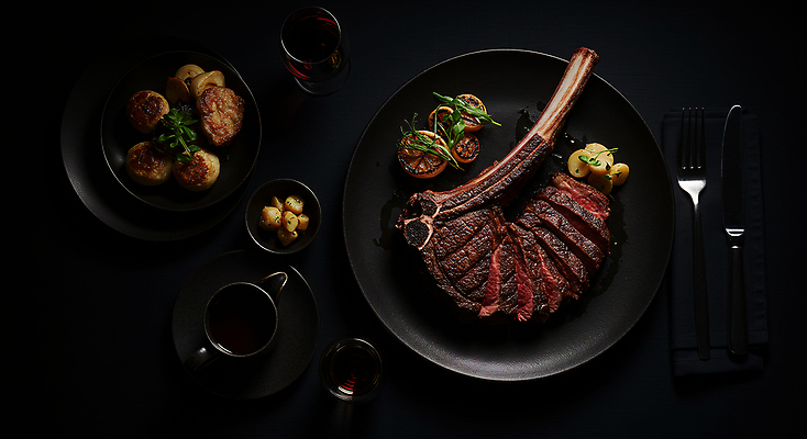 JPG 편집이미지 접시 포크 와인잔 스테이크 사람없음 레스토랑 와인 검은색 어둠 소고기 나이프 굽기 로즈메리 구운감자 토마호크 편집실사 AI포토 AI콘텐츠 식기 컬러 술잔 감자 주류 서양음식 육류 식당 칼 구이 허브 CG 파일형식