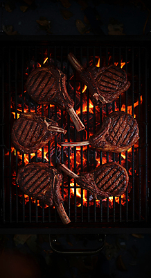 JPG 편집이미지 불꽃 스테이크 요리 사람없음 검은색 식사 어둠 소고기 그릴 바비큐 굽기 토마호크 편집실사 AI포토 AI콘텐츠 음식 컬러 주방용품 불 서양음식 육류 구이 CG 파일형식