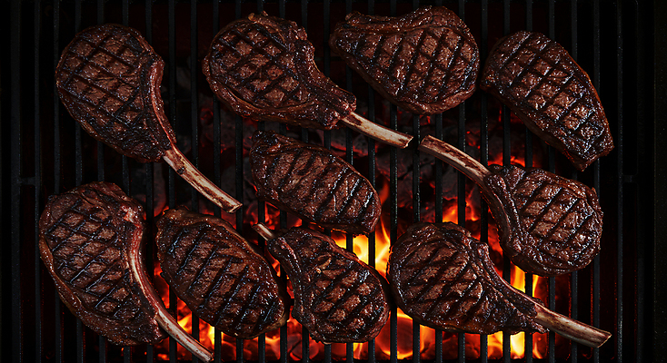 JPG 편집이미지 불꽃 스테이크 요리 사람없음 검은색 식사 어둠 소고기 그릴 바비큐 굽기 토마호크 편집실사 AI포토 AI콘텐츠 음식 컬러 주방용품 불 서양음식 육류 구이 CG 파일형식